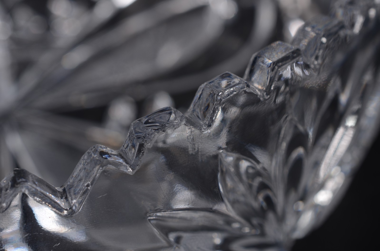 Duas fruteiras de cristal tcheco lapidado, bordas "dentadas". - foto 11 de 11
