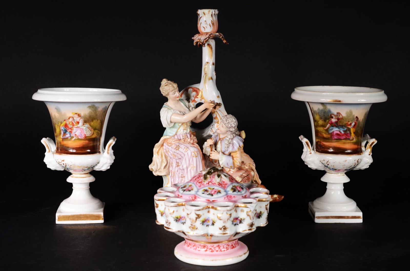 Diversas peças de porcelana, sendo: par de ânforas decoradas com... - foto 1 de 11