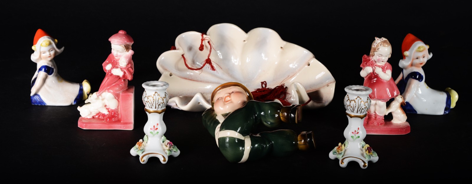 Sete esculturas de porcelana representando "crianças" e par de... - foto 1 de 8
