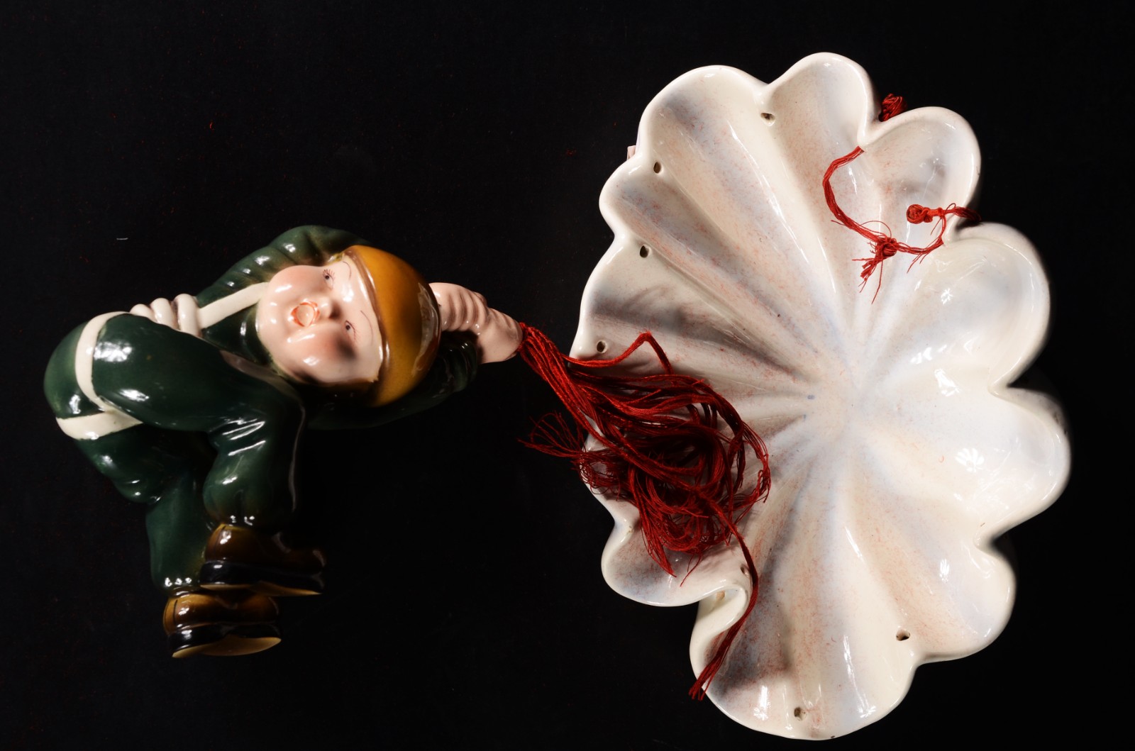 Sete esculturas de porcelana representando "crianças" e par de... - foto 2 de 8