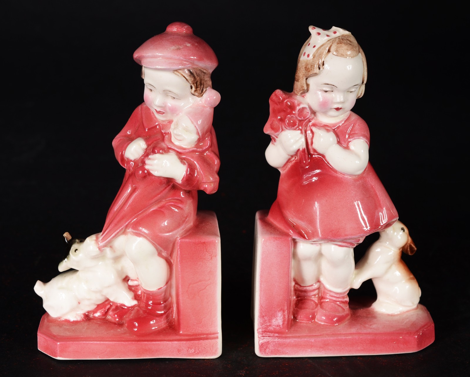 Sete esculturas de porcelana representando "crianças" e par de... - foto 4 de 8