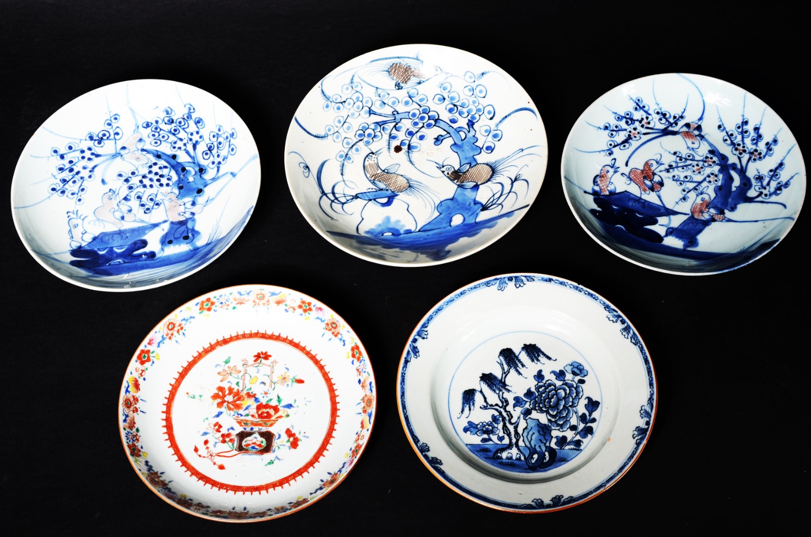 Cinco antigos pratos de porcelana chinesa, decorações variadas. Dois... - foto 1 de 6