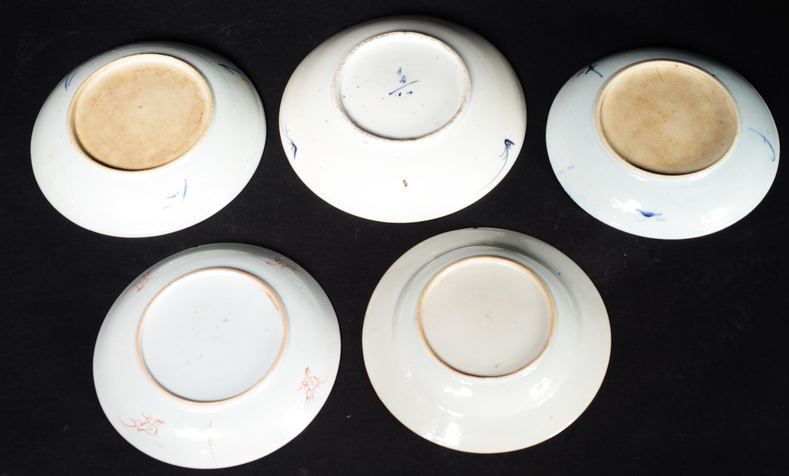 Cinco antigos pratos de porcelana chinesa, decorações variadas. Dois... - foto 2 de 6