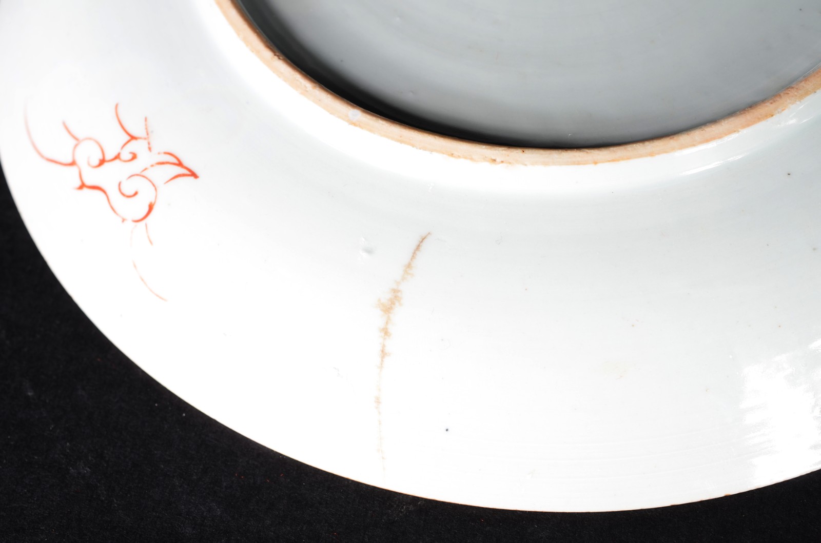 Cinco antigos pratos de porcelana chinesa, decorações variadas. Dois... - foto 3 de 6