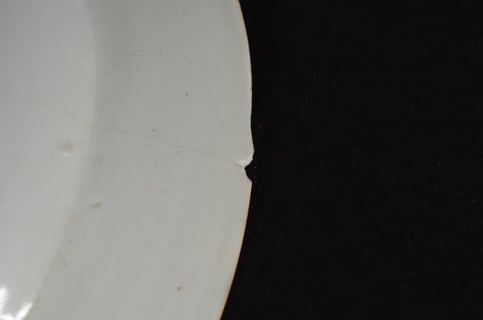 Cinco antigos pratos de porcelana chinesa, decorações variadas. Dois... - foto 5 de 6