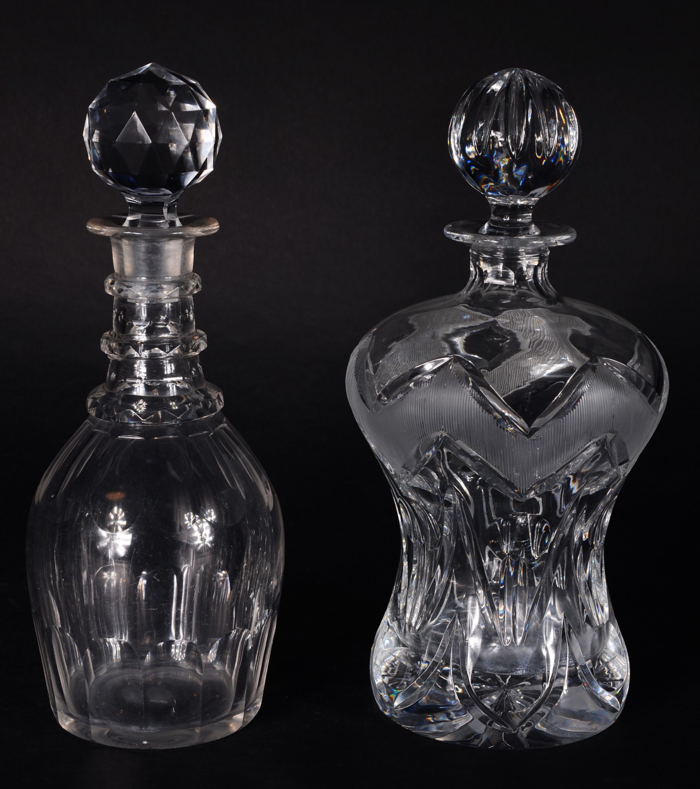 Duas garrafas de cristal europeu lapidado, modelos diversos. - foto 1 de 11