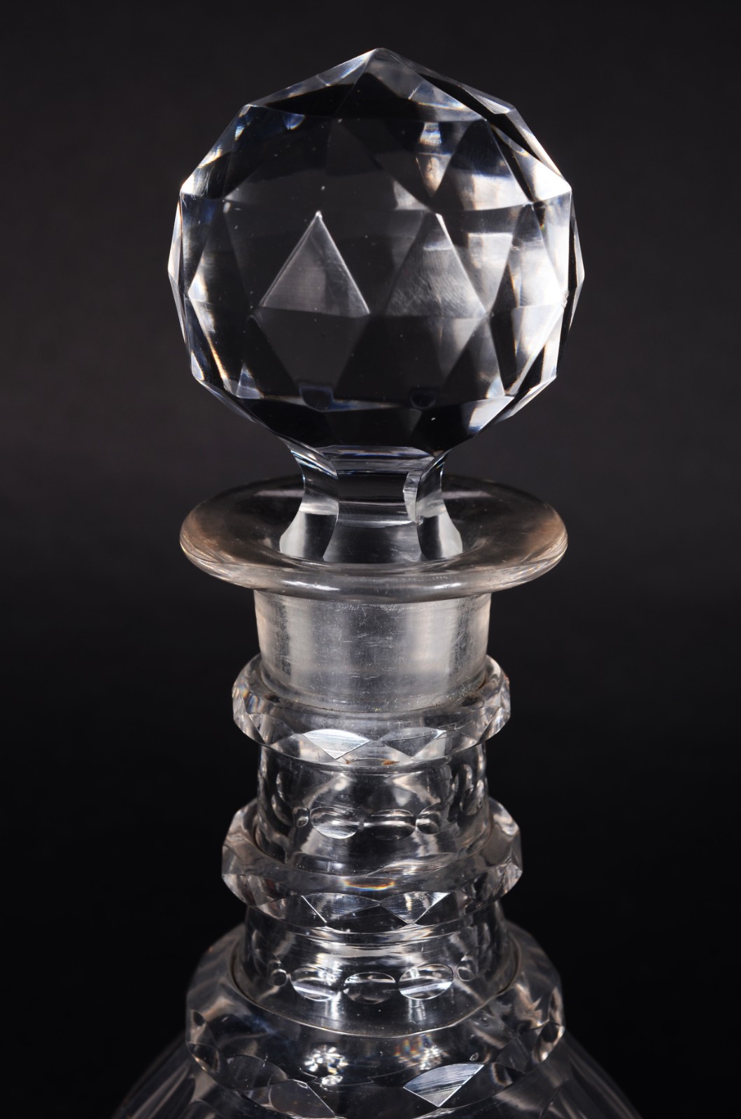 Duas garrafas de cristal europeu lapidado, modelos diversos. - foto 2 de 11