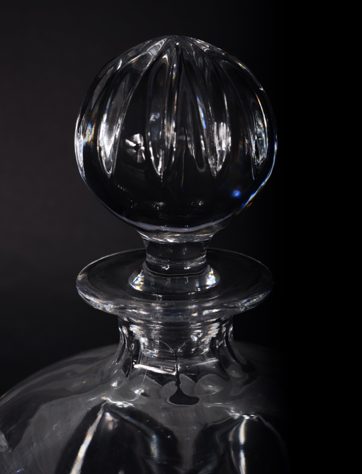 Duas garrafas de cristal europeu lapidado, modelos diversos. - foto 3 de 11