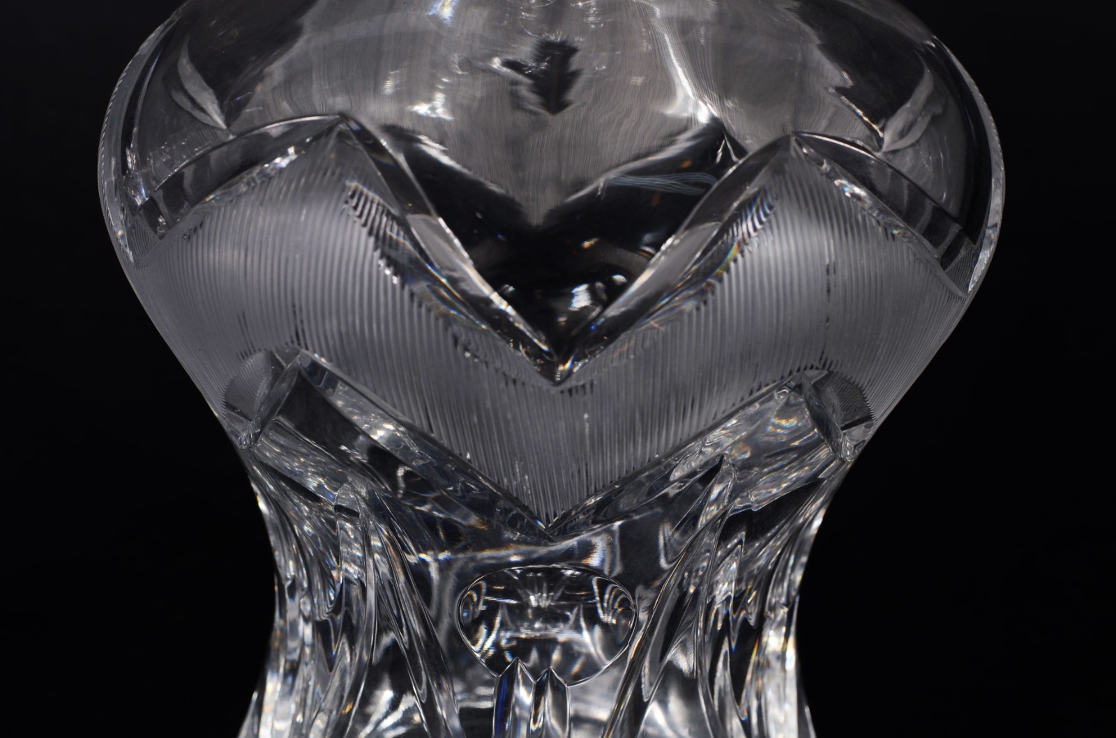 Duas garrafas de cristal europeu lapidado, modelos diversos. - foto 4 de 11