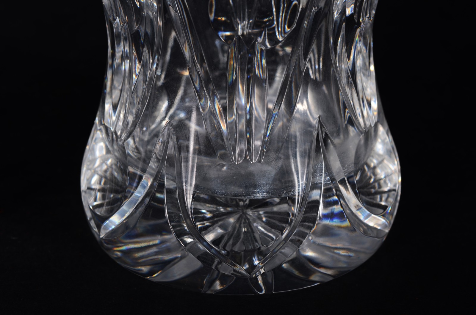 Duas garrafas de cristal europeu lapidado, modelos diversos. - foto 5 de 11
