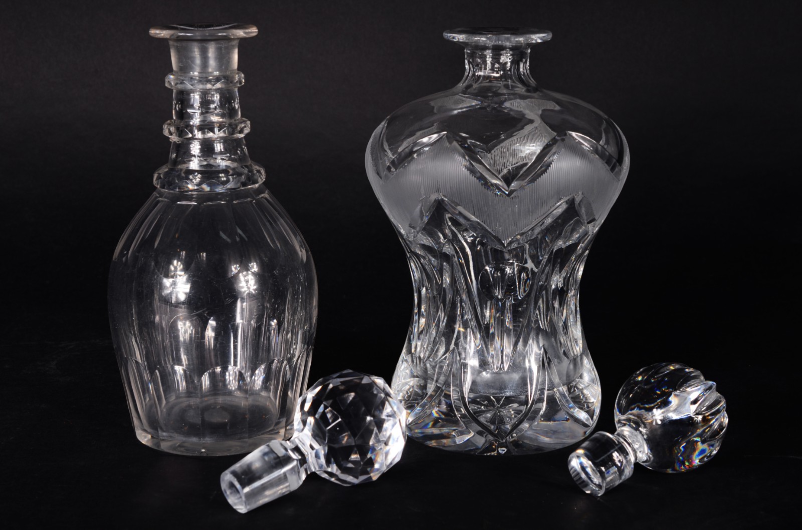 Duas garrafas de cristal europeu lapidado, modelos diversos. - foto 7 de 11