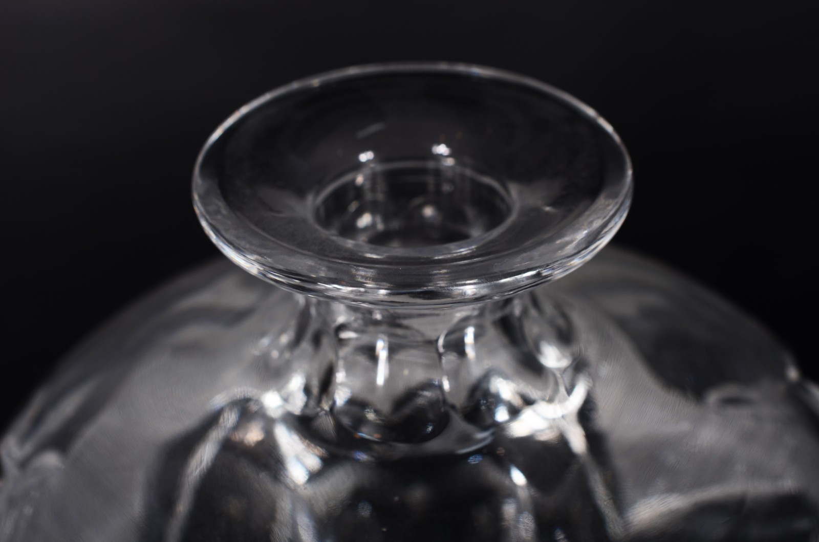 Duas garrafas de cristal europeu lapidado, modelos diversos. - foto 8 de 11