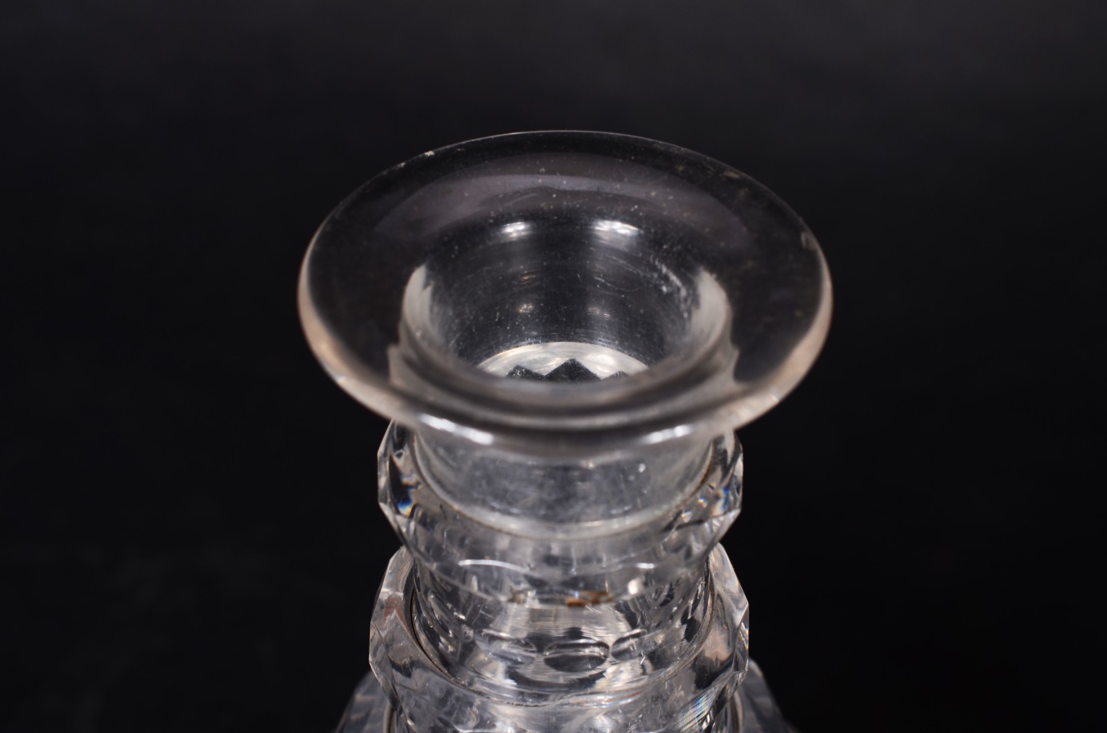 Duas garrafas de cristal europeu lapidado, modelos diversos. - foto 9 de 11