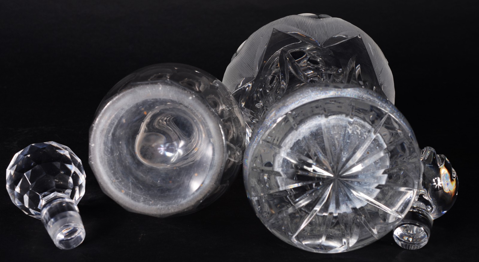 Duas garrafas de cristal europeu lapidado, modelos diversos. - foto 10 de 11