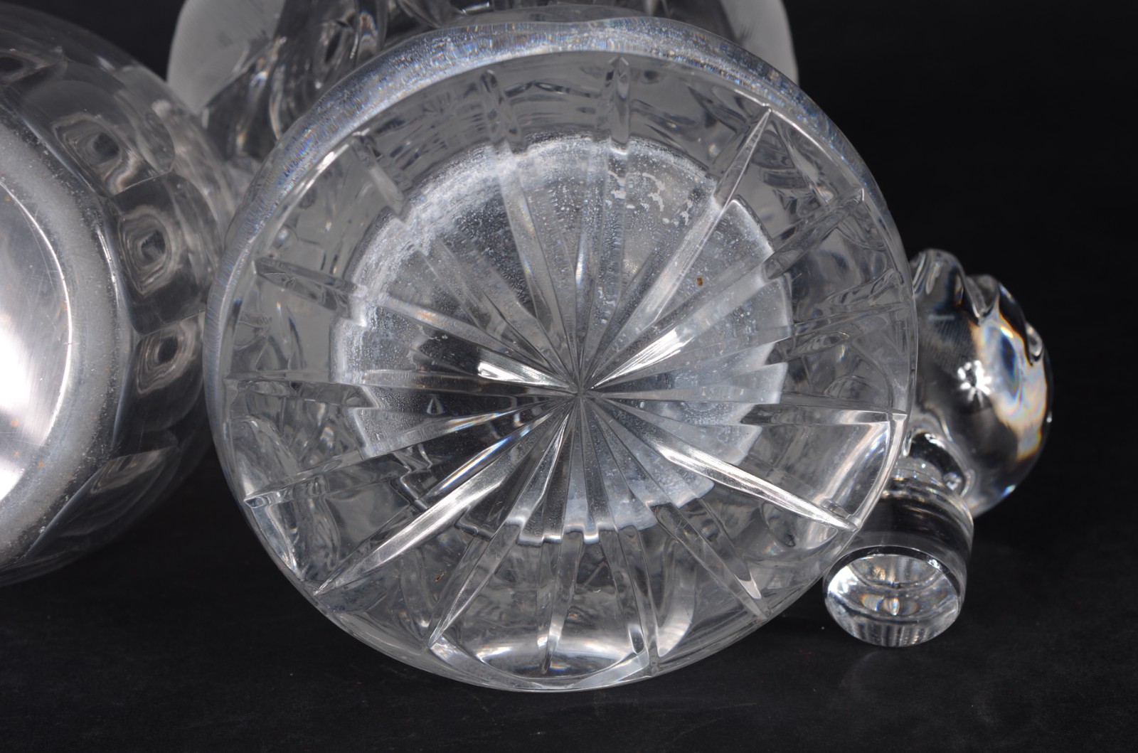 Duas garrafas de cristal europeu lapidado, modelos diversos. - foto 11 de 11