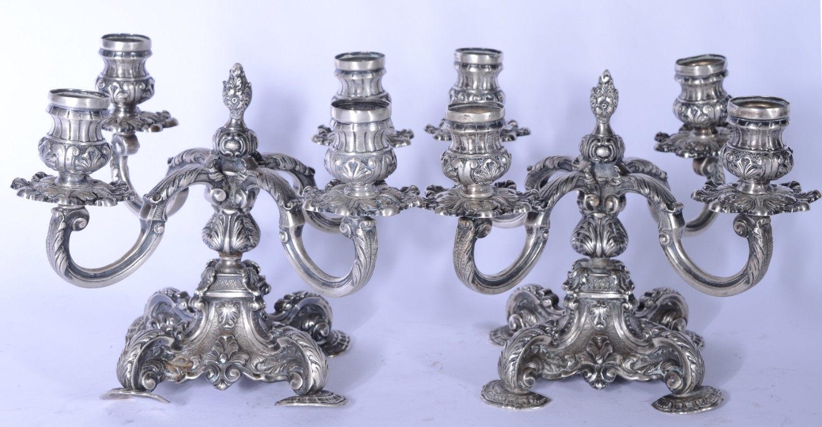 Par de candelabros de prata contrastada para 4 velas cada, concheados... - foto 1 de 7