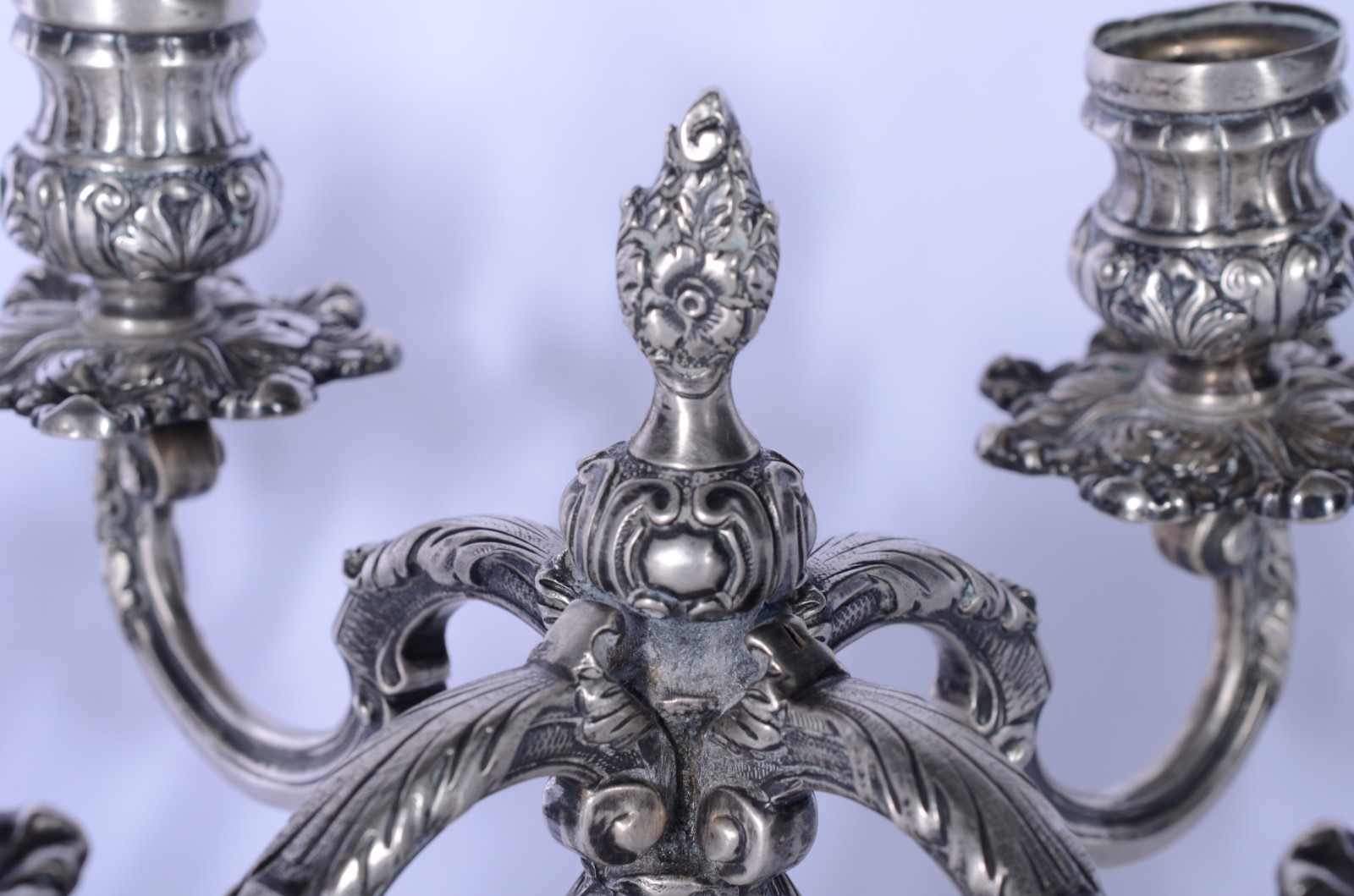 Par de candelabros de prata contrastada para 4 velas cada, concheados... - foto 4 de 7