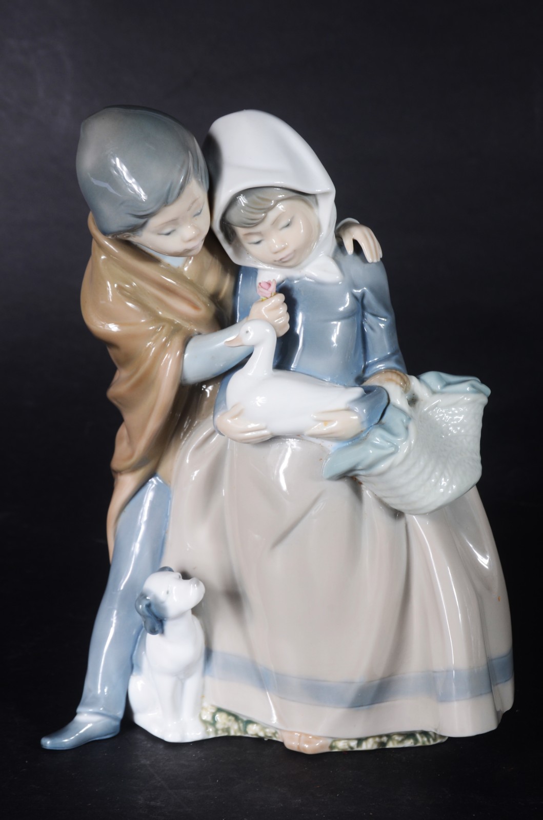 Estatueta de porcelana espanhola "NAO" representando casal com pato e... - foto 1 de 7