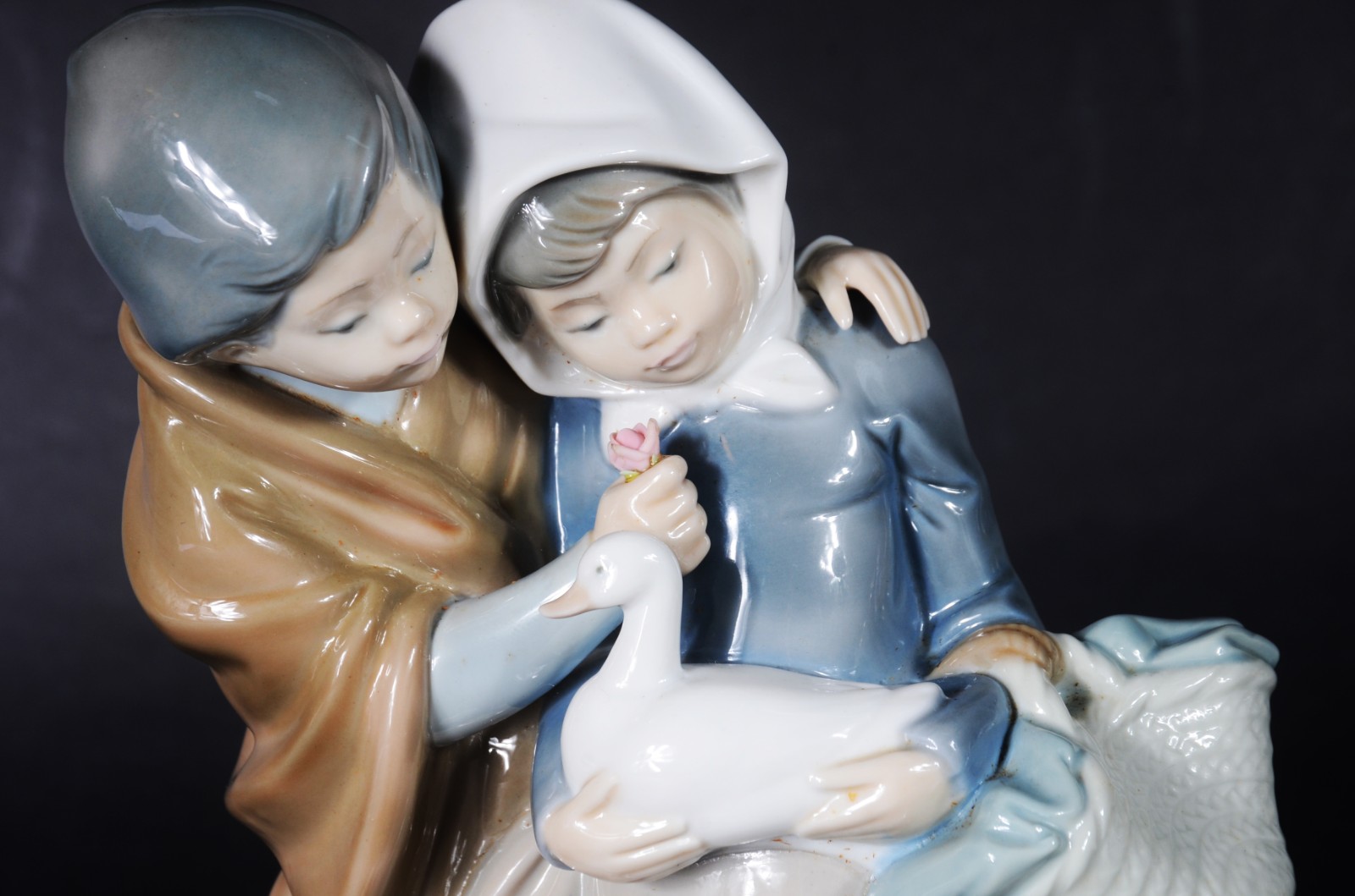 Estatueta de porcelana espanhola "NAO" representando casal com pato e... - foto 2 de 7
