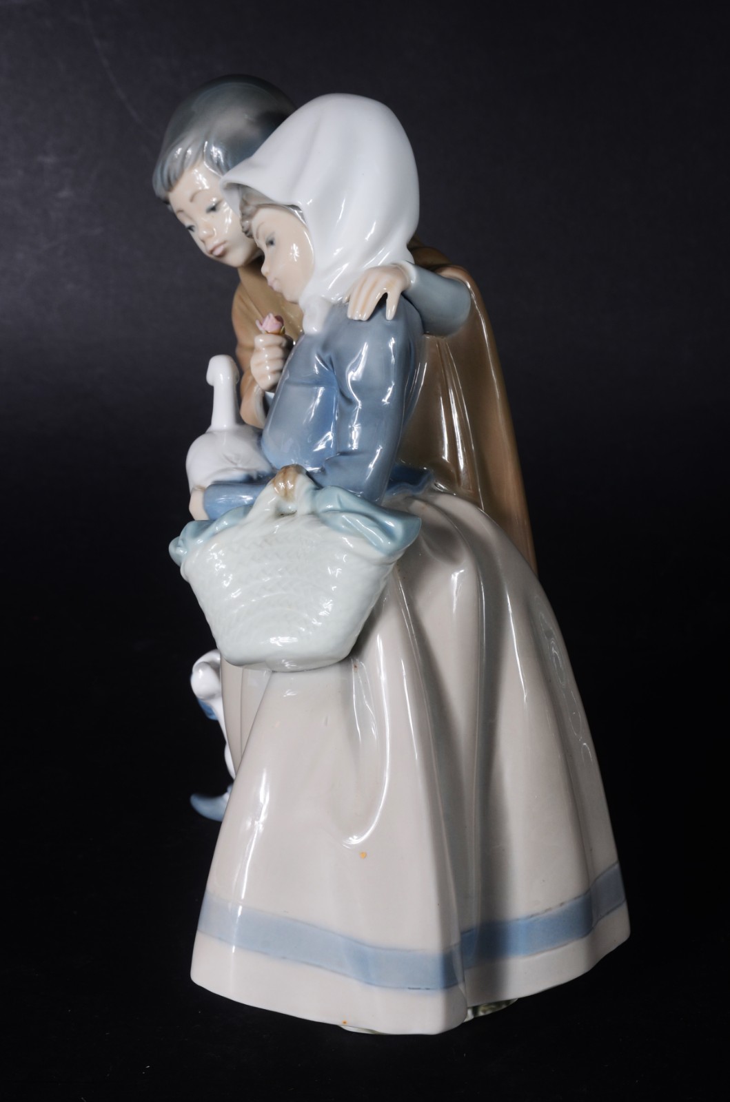 Estatueta de porcelana espanhola "NAO" representando casal com pato e... - foto 3 de 7