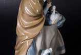 Estatueta de porcelana espanhola "NAO" represen... - Estatueta de porcelana espanhola "NAO" representando casal com pato e cachorro.