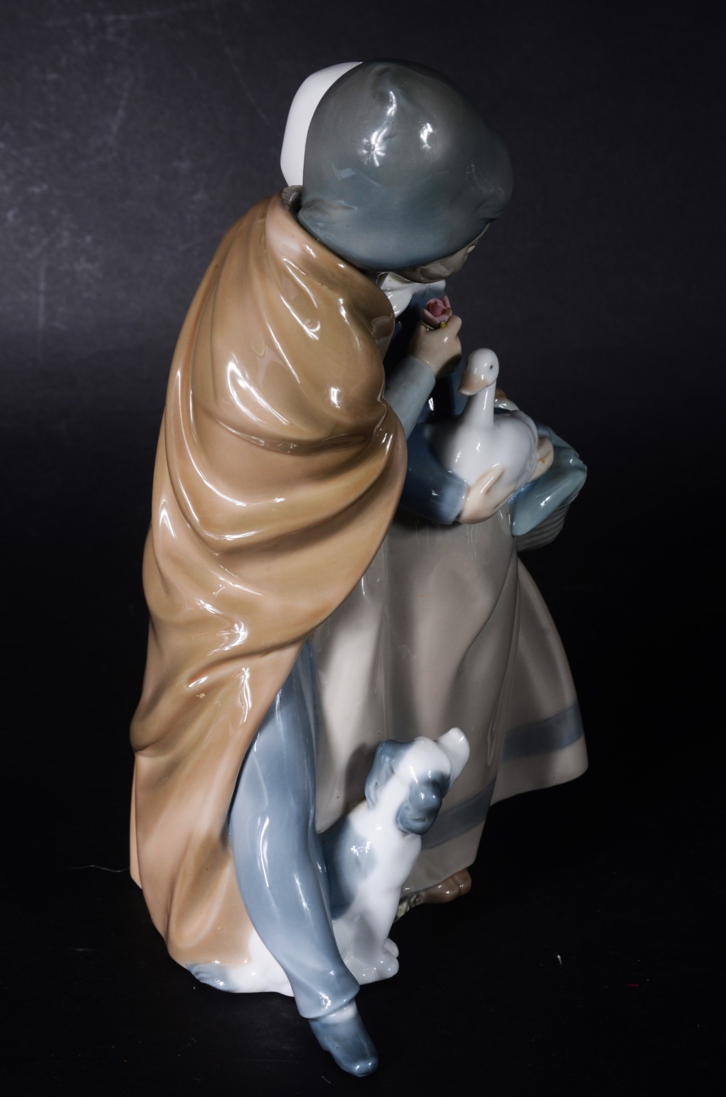 Estatueta de porcelana espanhola "NAO" representando casal com pato e... - foto 5 de 7
