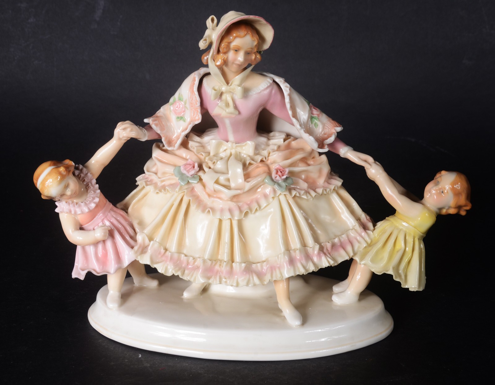 Estatueta de porcelana alemã ENS policromada, representando "Mãe... - foto 1 de 8