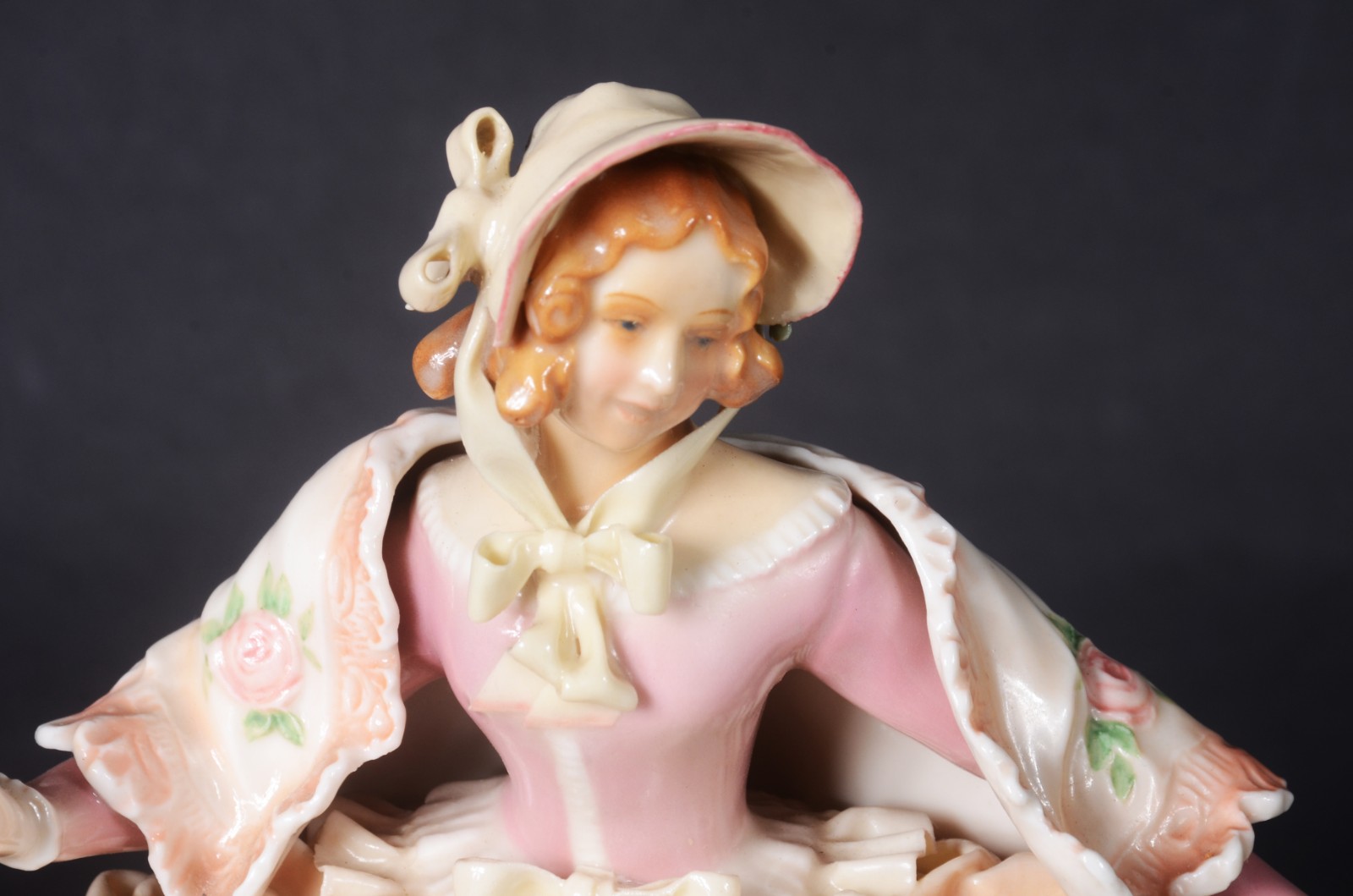 Estatueta de porcelana alemã ENS policromada, representando "Mãe... - foto 2 de 8