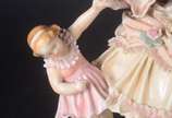 Estatueta de porcelana alemã ENS policromada, r... - Estatueta de porcelana alemã ENS policromada, representando "Mãe brincando com as crianças".