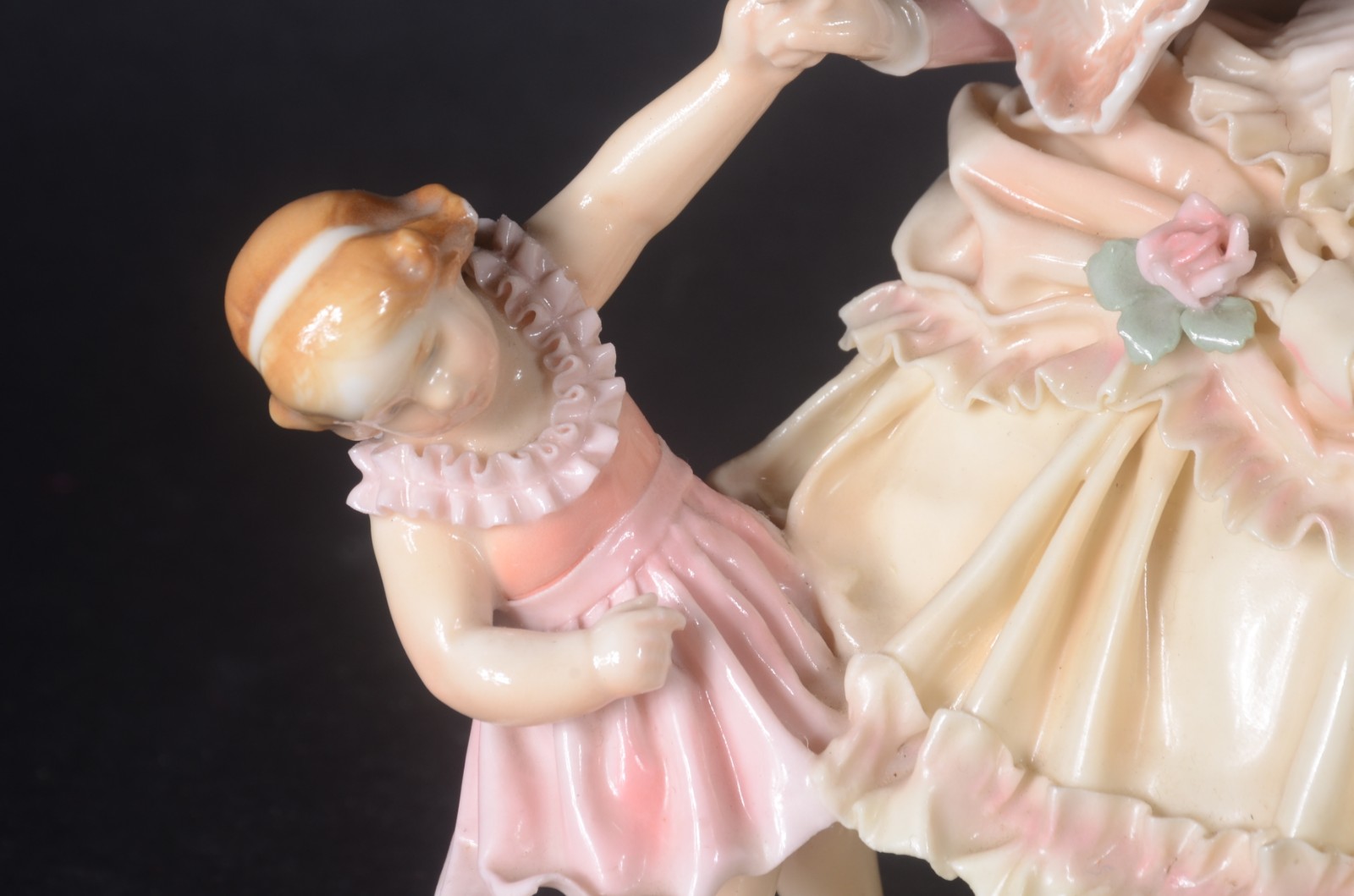 Estatueta de porcelana alemã ENS policromada, representando "Mãe... - foto 3 de 8
