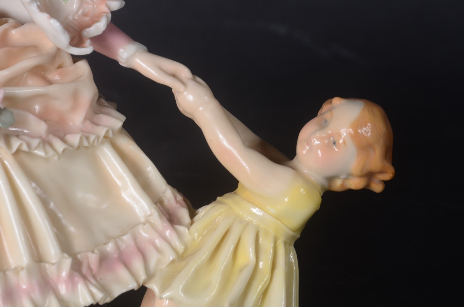 Estatueta de porcelana alemã ENS policromada, representando "Mãe... - foto 4 de 8