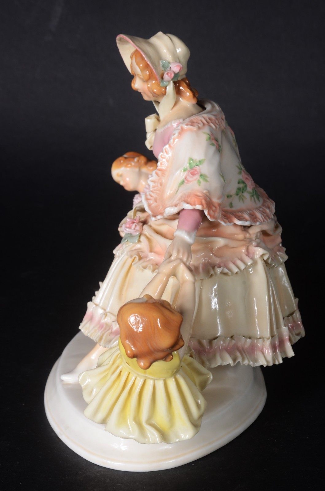 Estatueta de porcelana alemã ENS policromada, representando "Mãe... - foto 5 de 8