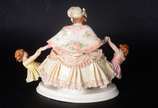 Estatueta de porcelana alemã ENS policromada, r... - Estatueta de porcelana alemã ENS policromada, representando "Mãe brincando com as crianças".