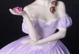 Royal Doulton (1815),  - Estatueta de porcelana inglesa Royal Doulton representando "Beautiful Blosson", marcada na base.