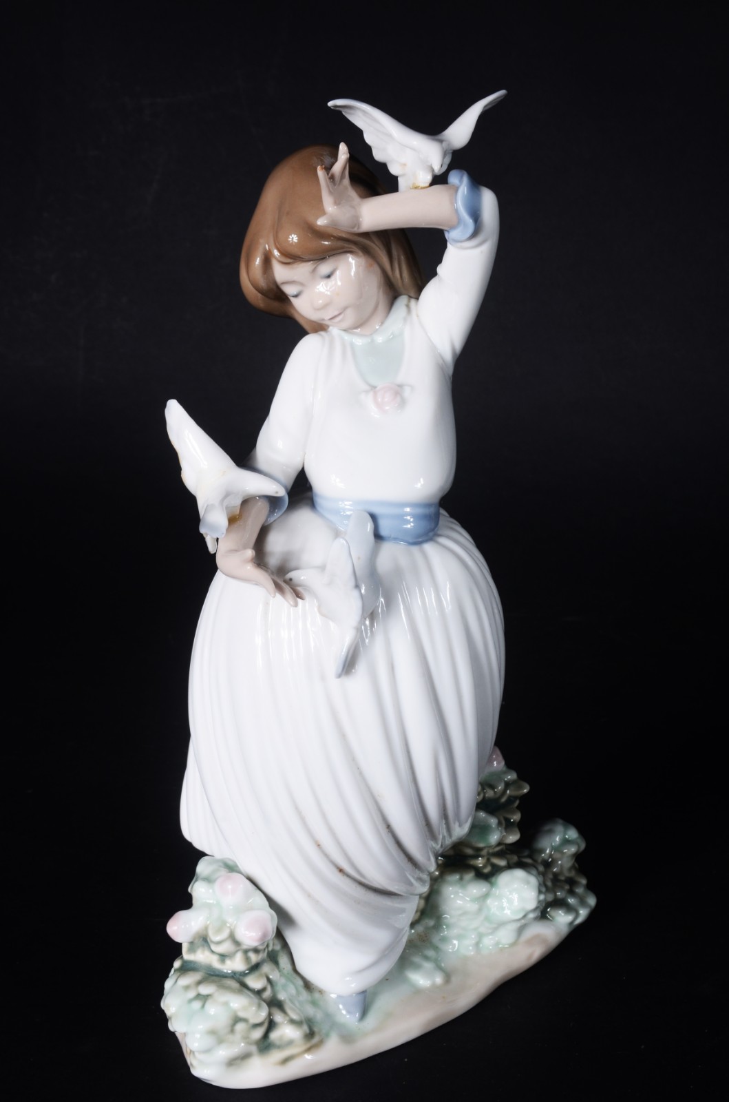 Estatueta de porcelana espanhola "NAO" representando menina com... - foto 1 de 9