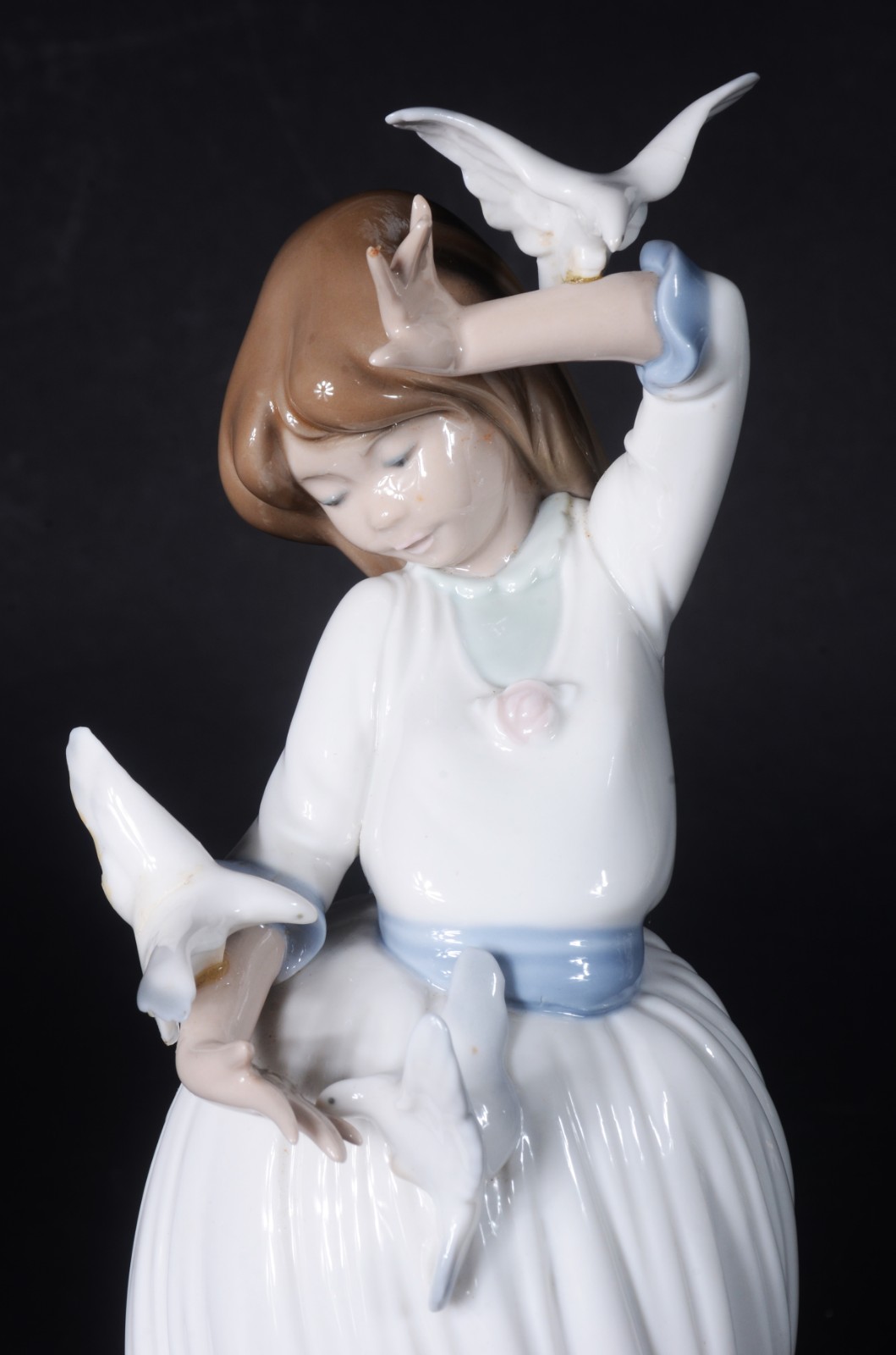 Estatueta de porcelana espanhola "NAO" representando menina com... - foto 2 de 9
