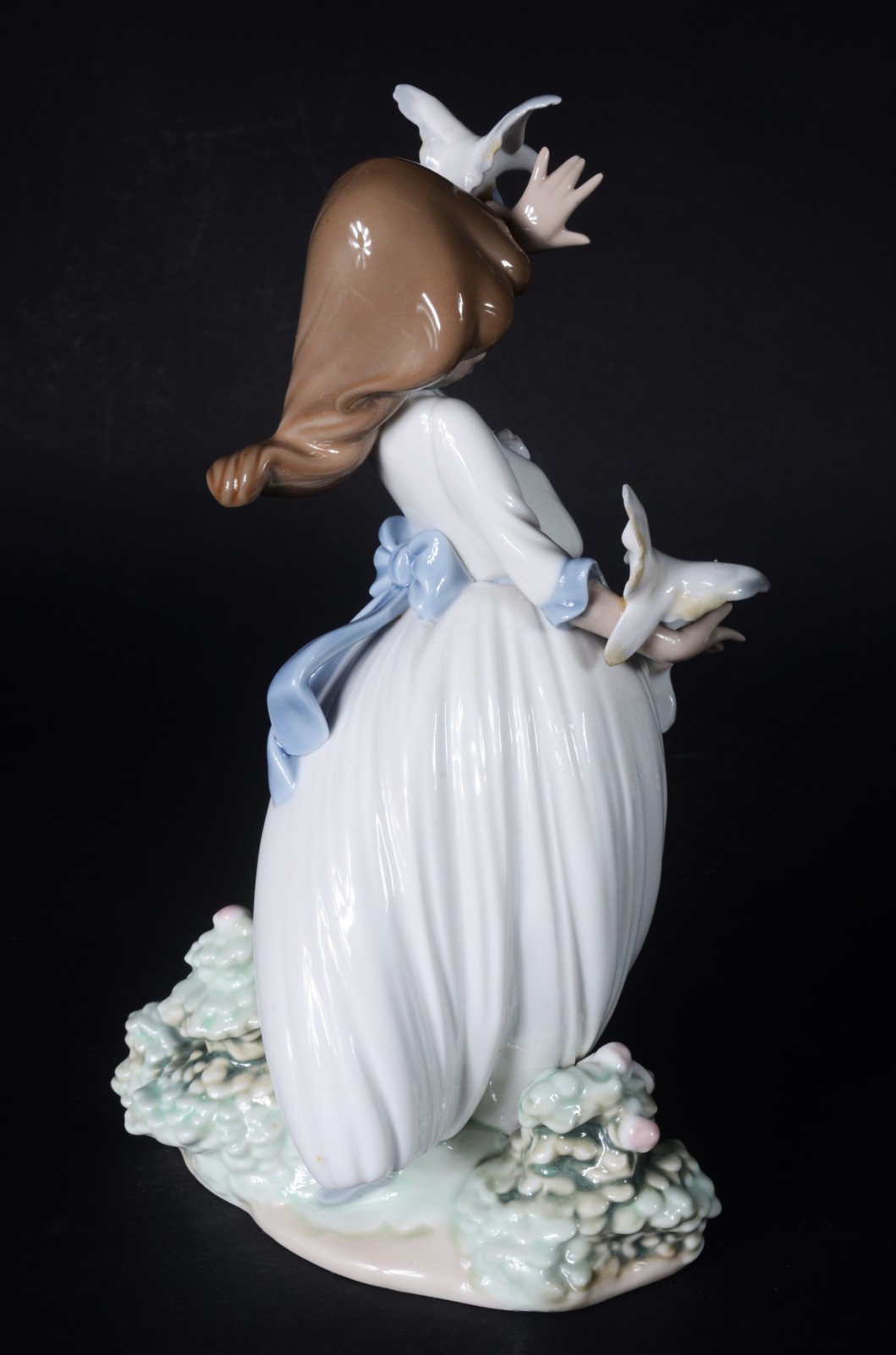 Estatueta de porcelana espanhola "NAO" representando menina com... - foto 3 de 9