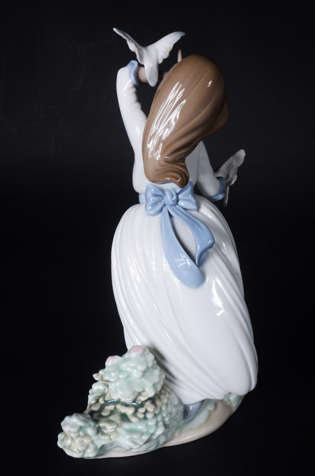 Estatueta de porcelana espanhola "NAO" representando menina com... - foto 4 de 9
