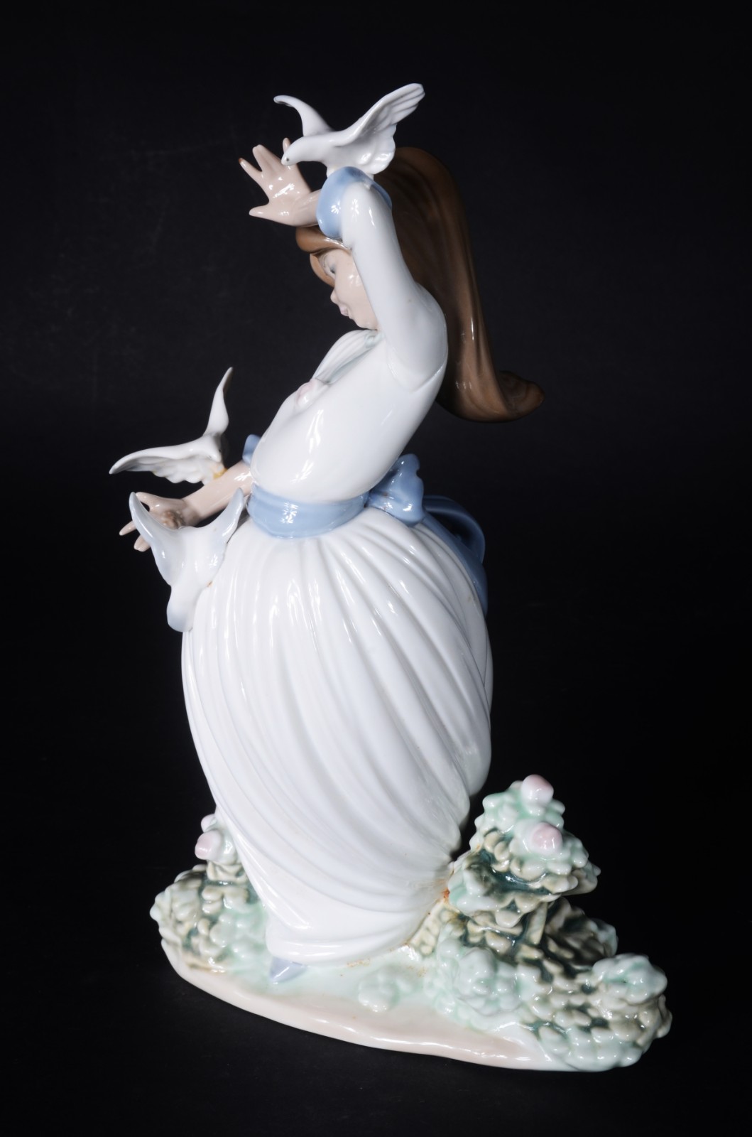 Estatueta de porcelana espanhola "NAO" representando menina com... - foto 5 de 9