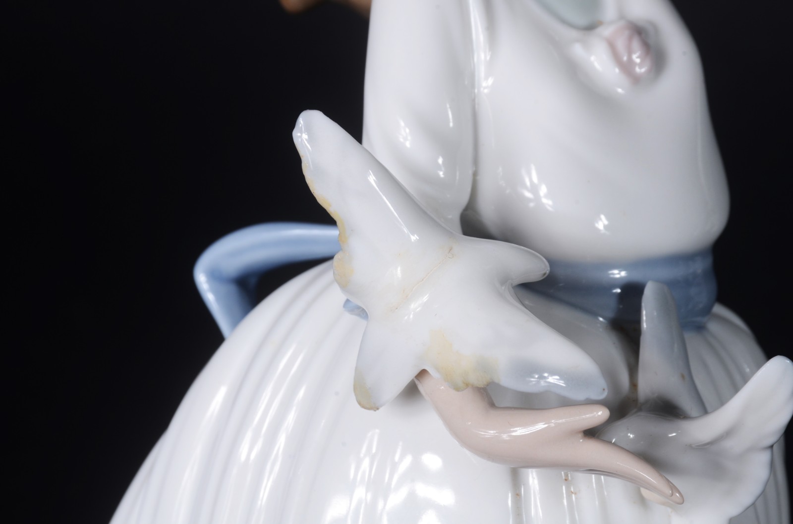 Estatueta de porcelana espanhola "NAO" representando menina com... - foto 7 de 9