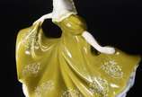 Royal Doulton (1815),  - Estatueta de porcelana inglesa Royal Doulton representando "Lynne", marcada na base.