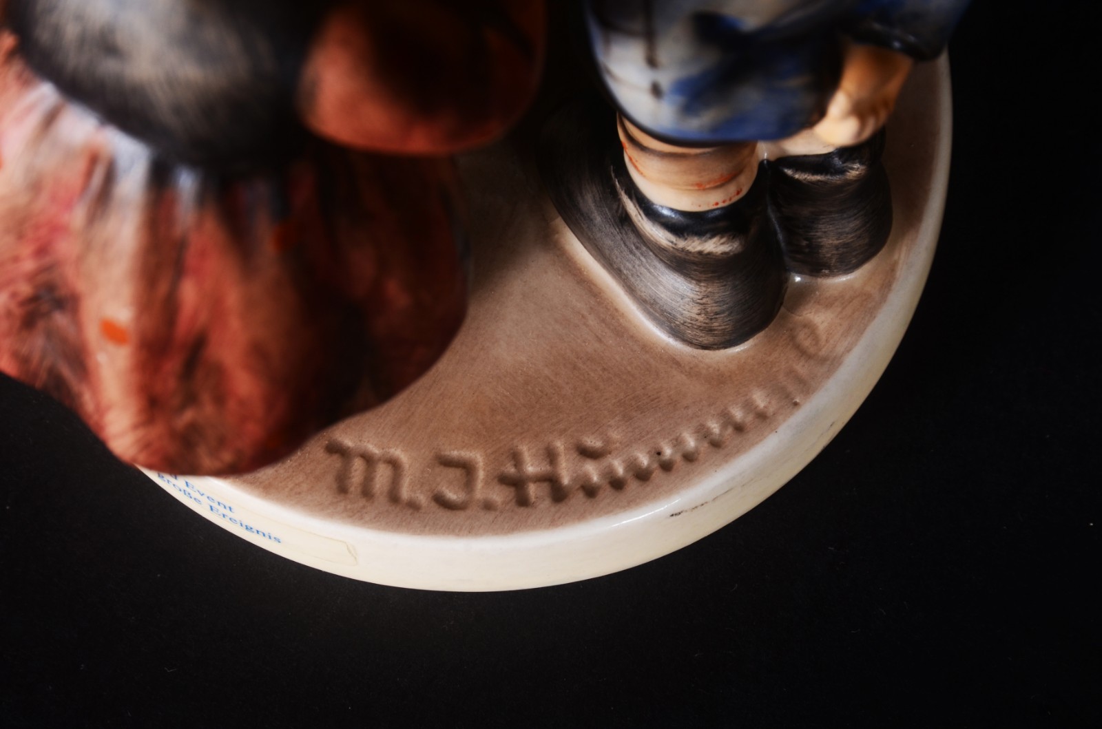 Par de estatuetas de porcelana alemã Goebel feitos pelo artista... - foto 7 de 10