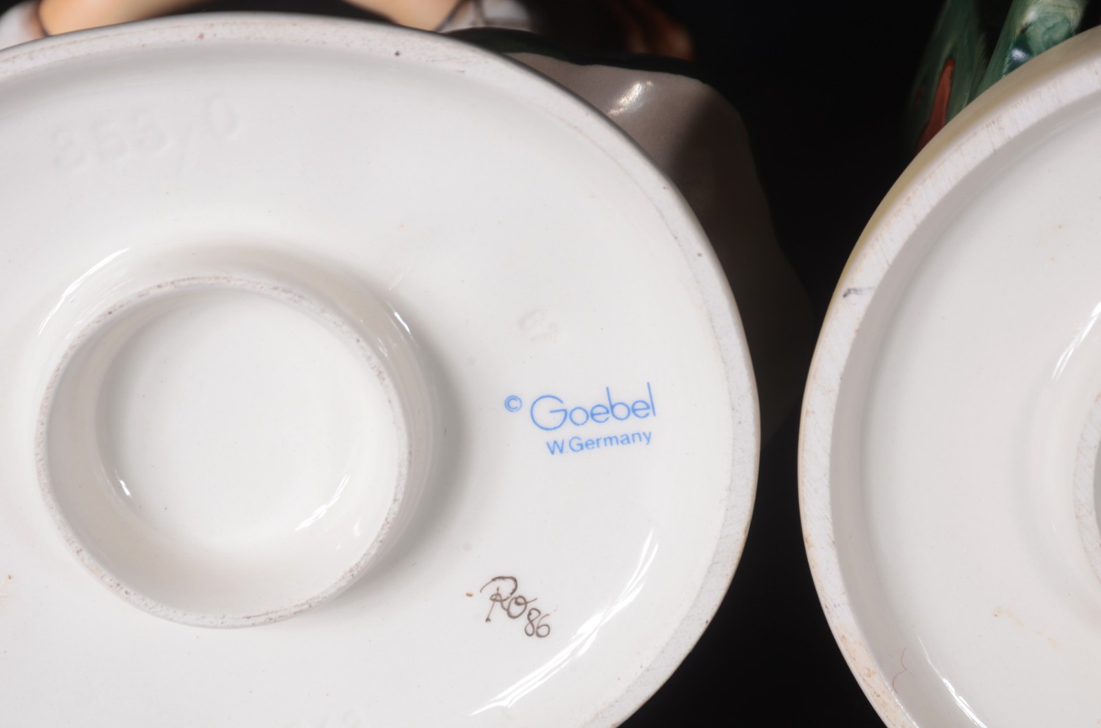 Par de estatuetas de porcelana alemã Goebel feitos pelo artista... - foto 10 de 10