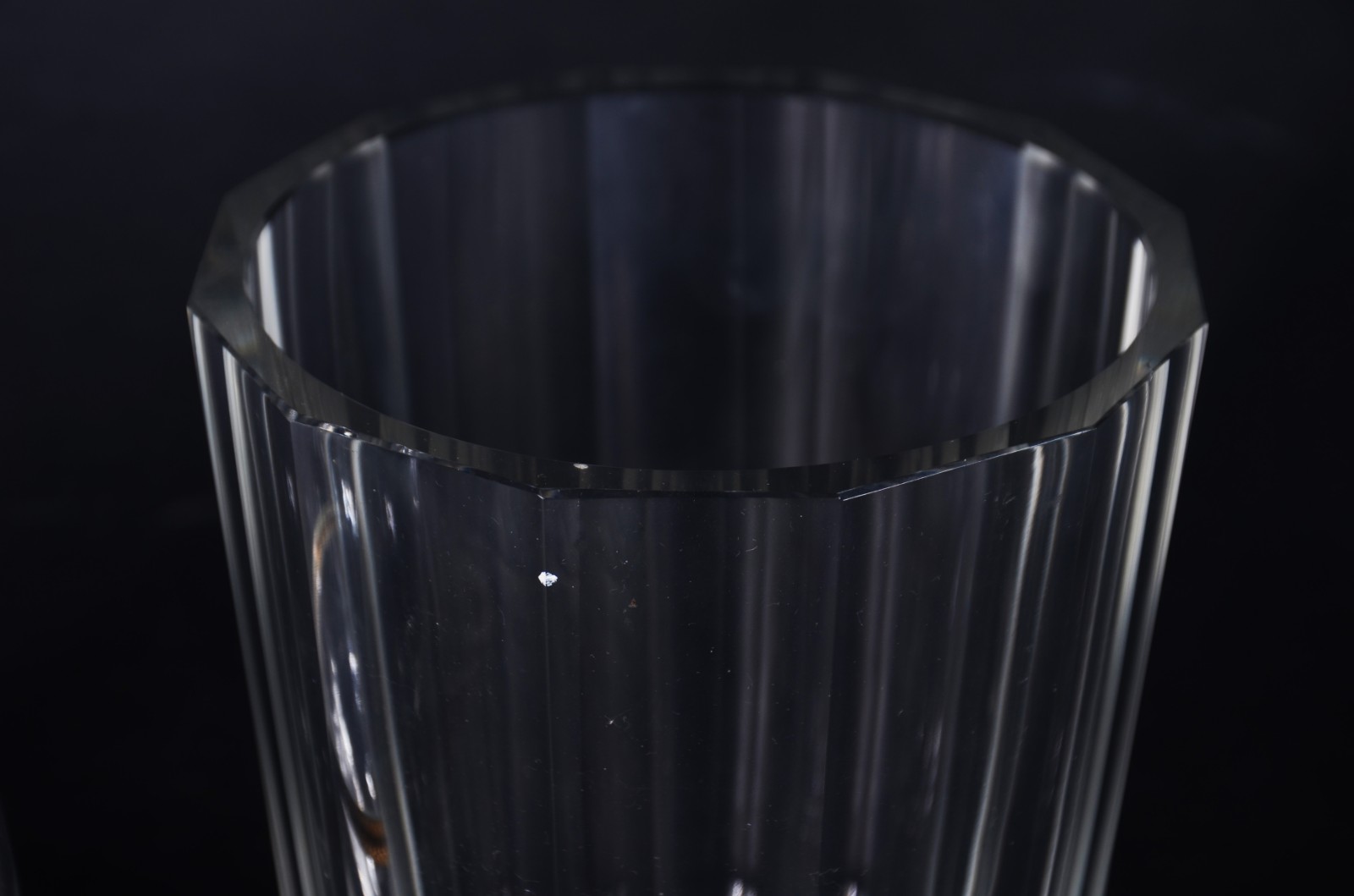 Duas peças diversas de cristal europeu, sendo bomboniere na forma de... - foto 3 de 9