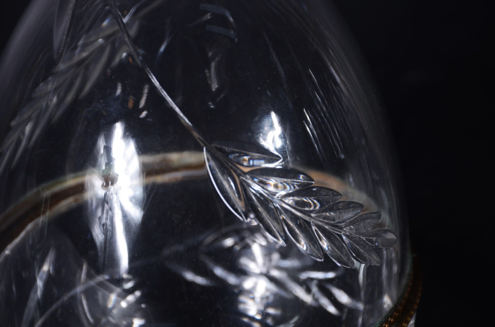 Duas peças diversas de cristal europeu, sendo bomboniere na forma de... - foto 6 de 9