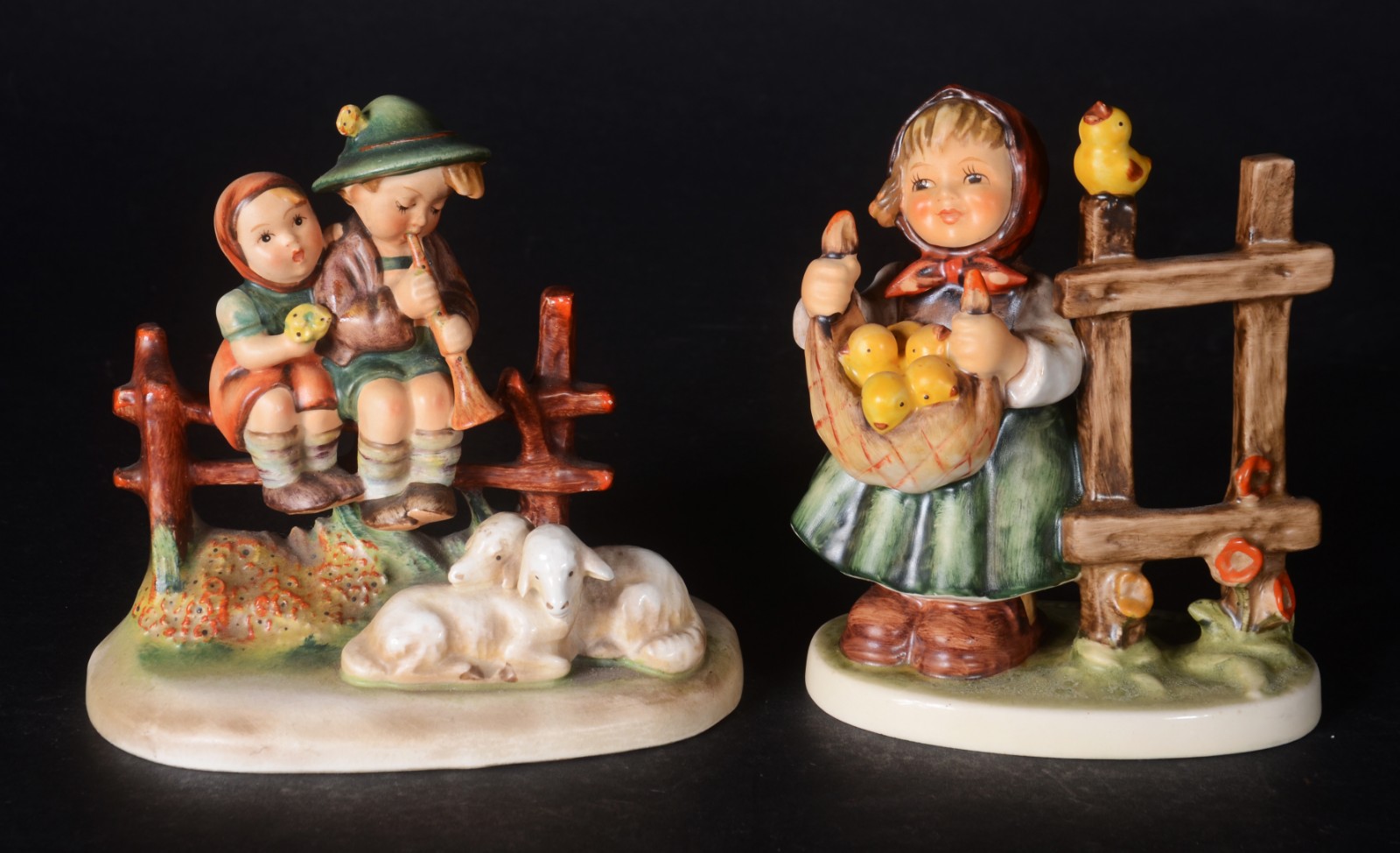Par de estatuetas de porcelana alemã Goebel feitos pelo artista... - foto 1 de 11