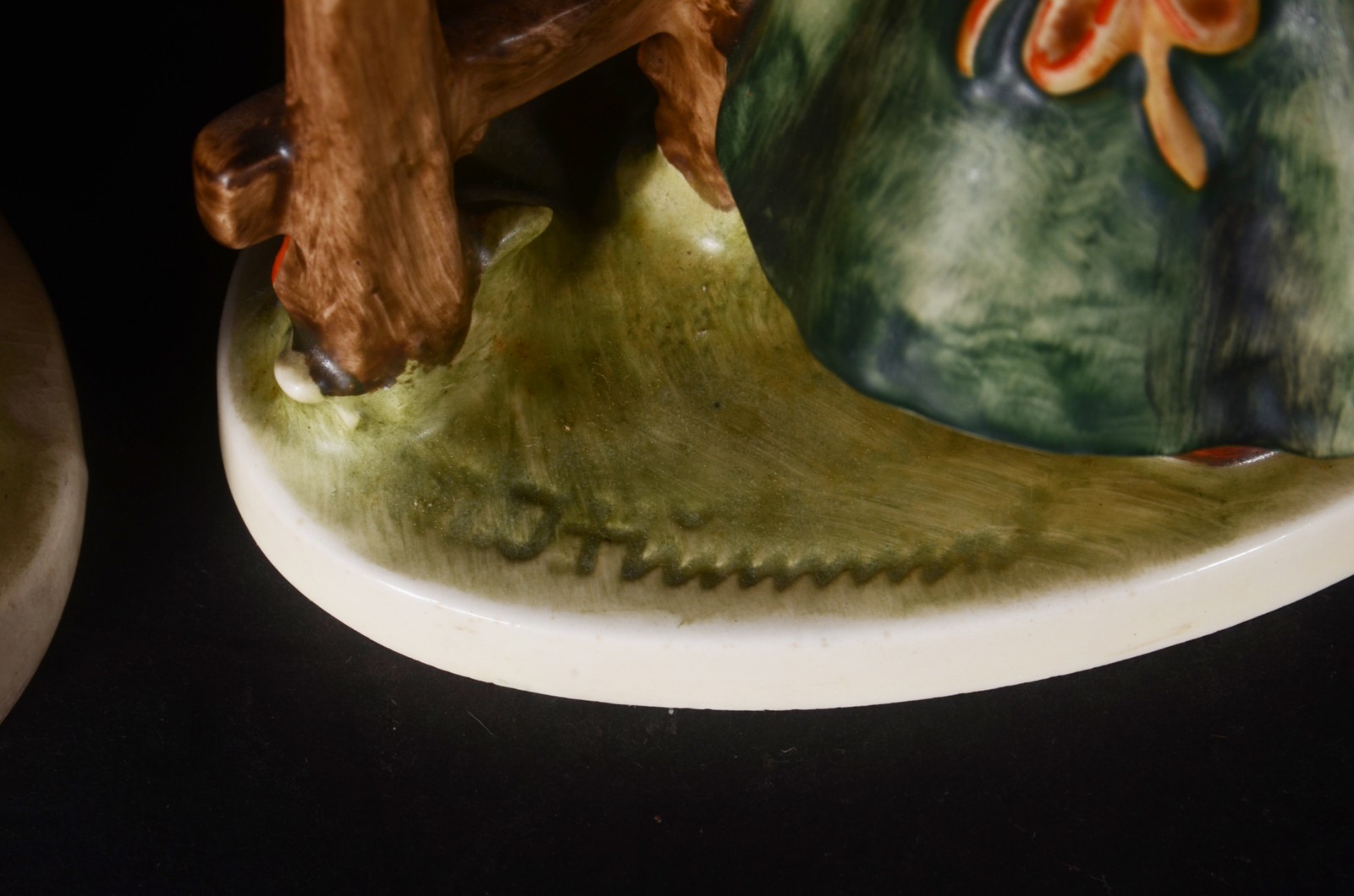 Par de estatuetas de porcelana alemã Goebel feitos pelo artista... - foto 9 de 11