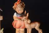 GOEBEL,  - Par de estatuetas de porcelana alemã Goebel.