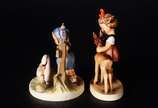 GOEBEL,  - Par de estatuetas de porcelana alemã Goebel.