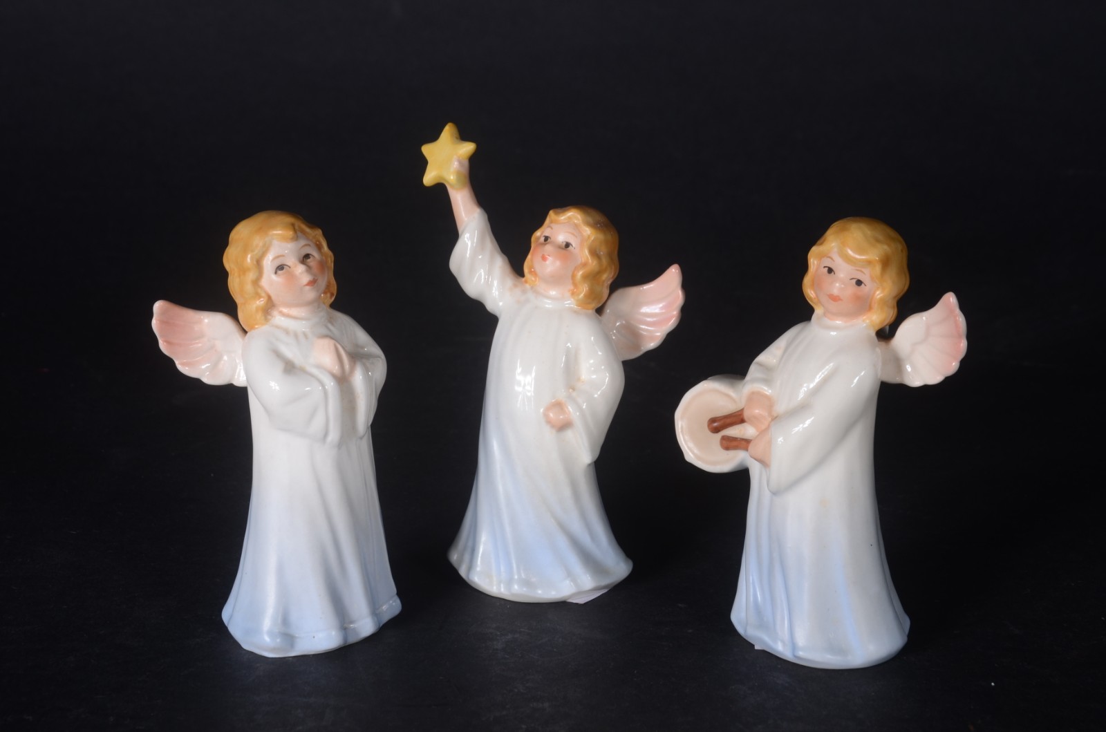 Três estatuetas de porcelana alemã Goebel representando anjos. - foto 1 de 5